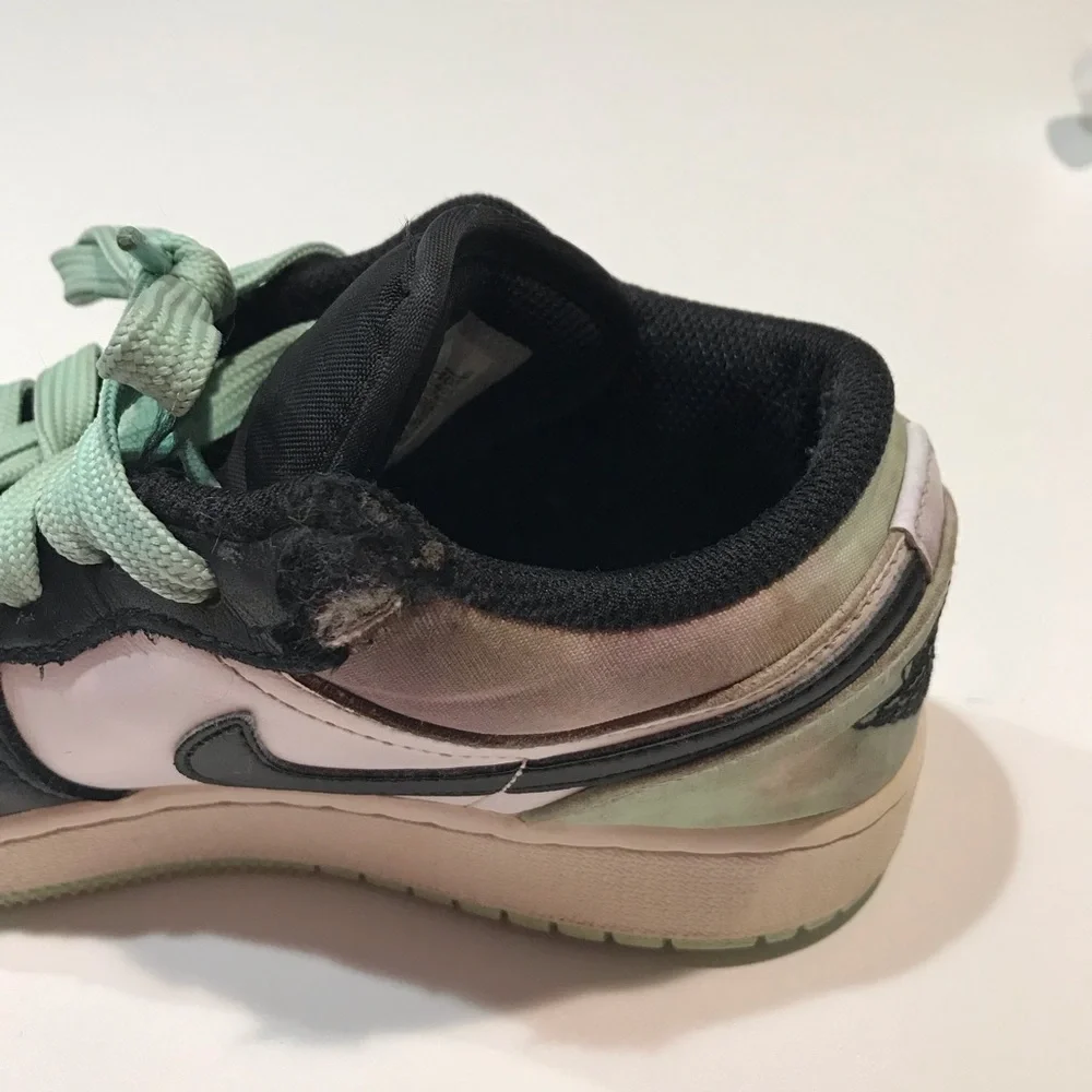 ☀️Nike Air Jordan Kid’s Black/White/Green Shoes, Size 4Y